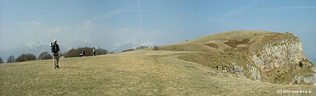 Gipfelplateau Montacasale, mit Gipfelkreuz rechts und im Hintergrund die Adamello Brenta Gruppe