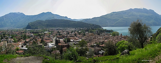 Blick über Riva auf den Monte Brione