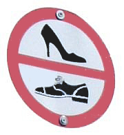 Stöckelschuhe und Salonschleicherlatschen - Durchgang verboten!