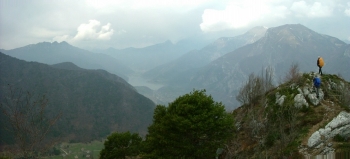 Blick vom Cima Nara in Richtung Lago di Ledro, rechts ist der  Cima D' Oro zu sehen