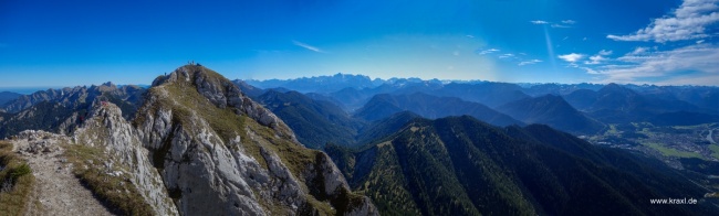 Tegelberg und Säuling dazwischen das Schloss Neuschwanstein