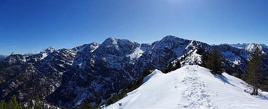 Blick vom Schürpfeneck auf Dürrenberg und Demeljoch