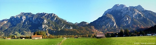 Tegelberg und Säuling dazwischen das Schloss Neuschwanstein