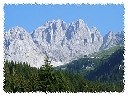 Ellmauer Halt im Vordergrund die Gruttenhütte 