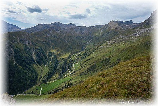 Blick im Abstieg auf die Stoankasern, Geier und Lizumer Reckner.