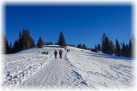 Abstieg Gindelamschneid, im Hintergrund das Gipfelkreuz.