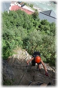 Im ersten schweren Aufschwung im Huterlaner-Klettersteig