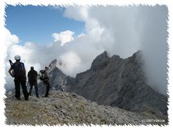 Mitten auf dem Jubiläumsgrat mit Blick auf die steilen Wände. Jubigrat - Jubiläumsgrat