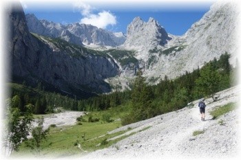 Bildmitte die Zugspitze, rechts die Riffelscharte.