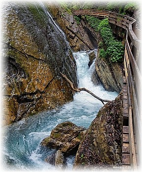 Wasser rauscht durech die Wimbachklamm