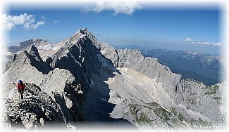 Blick vom Jubiläumsgrat auf die Zugpitze und hinunter ins Höllental.